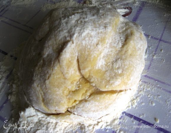 Замешиваем не липнущее к рукам тесто.