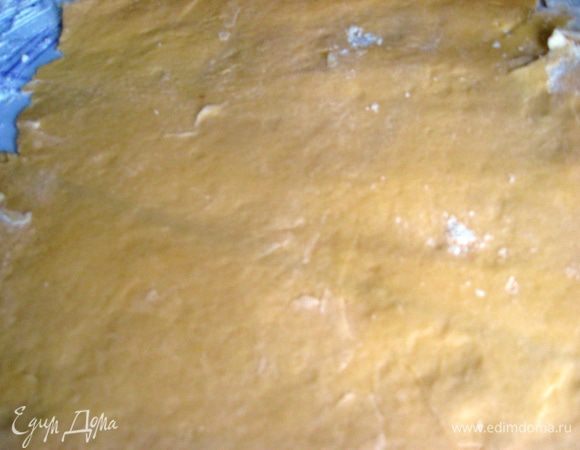 Раскатываем тесто примерно 0,4-0,5 мм. Вырезаем кружочки диаметром 8 см. 