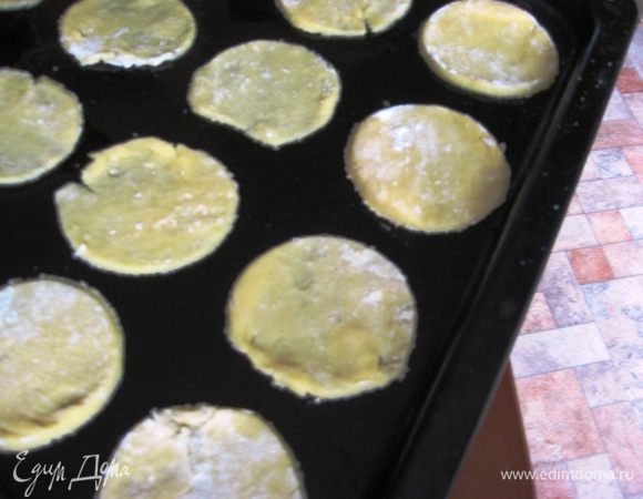 Выпекаем в духовке при 150 градусах 15-20 минут. Внимание, они должны быть светленькими! Не ждите, что они подрумянятся! И еще, будьте аккуратны, печенье становится очень хрупким после остывания. Достаем из духовки, даем остыть. 