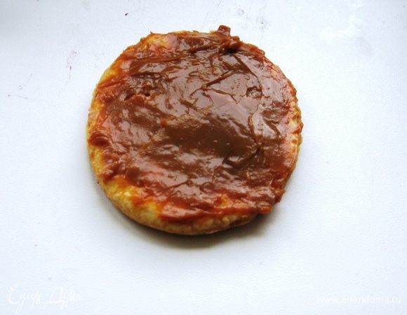 Смазываем сгущенкой тонким слоем (или не очень;)))) один кружочек.
