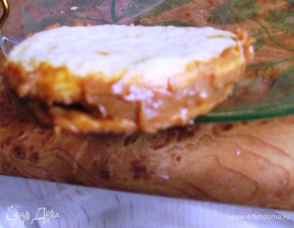 Сверху кладем еще один. Обмазываем сгущенкой бока хорошенько. 