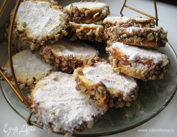 Обваливаем бока в орешках (можно также использовать кокосовую стружку или просто полностью залить их шоколадом, но мой вариант самый классический). А так, делайте как Вам угодно! Присыпаем сахарной пудрой. Альфахорес готовы! Приятного, Вам аргентинского чаепития!