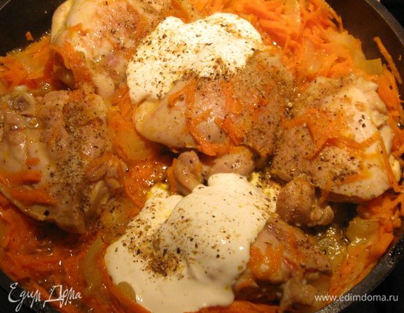 Добавьте сметану, соль и специи. Добавьте ¾ стакана горячей воды.