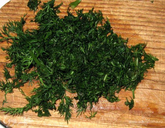 Мелко нарежьте зелень укропа.