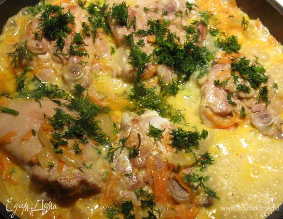 Перемешайте и добавьте укроп.