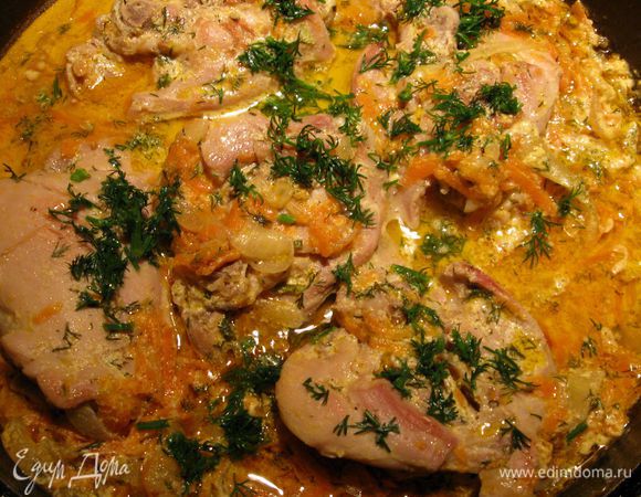 Тушите под крышкой на среднем огне в течение 40–45 минут.