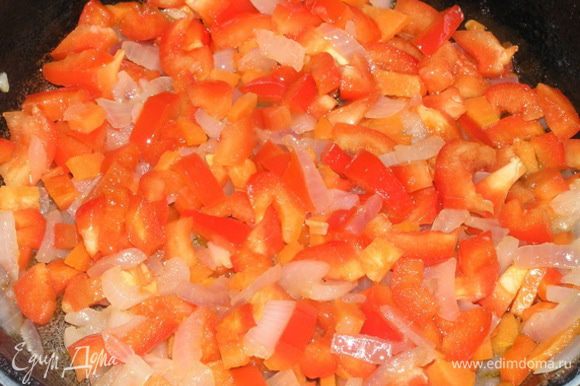 Приготовить начинку. Лук нарезать, обжарить на растительном масле, добавить на резанную морковь, готовить еще 4-5 минут, добавить нарезанный сладкий перец, готовить до мягкости, посолить, поперчить.