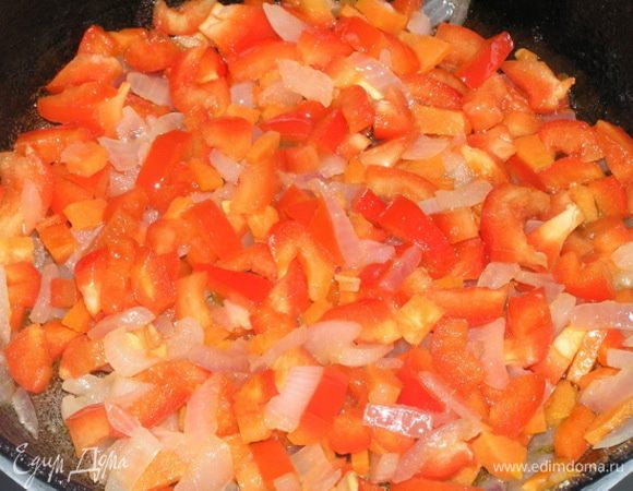 Приготовить начинку. Лук нарезать, обжарить на растительном масле, добавить на резанную морковь, готовить еще 4-5 минут, добавить нарезанный сладкий перец, готовить до мягкости, посолить, поперчить.