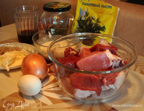 Из мяса, сл. масла и кедровых орешков делаем фарш.(если не хотите добалять сливочное масло, то настоятельно рекомендую добавить пару кубиков измельченного льда, это придаст котлетам сочности) Солим, перчим. Лук отвариваем на пару и режем кольцами.
