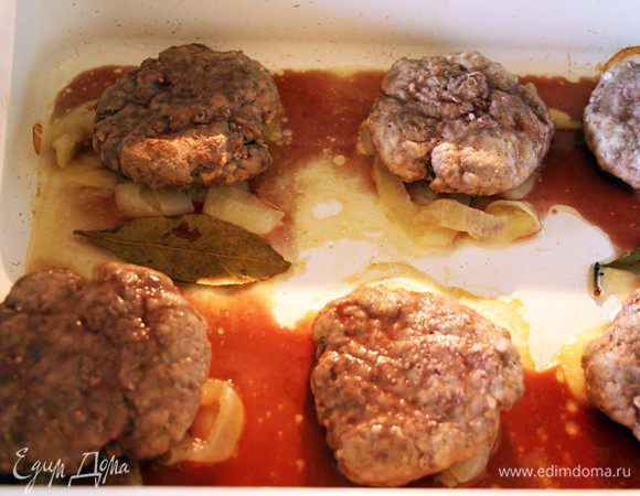 Поливаем котлетки вином и запекаем еще 5 минут.