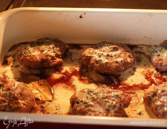 Яйцо и йогурт взбиваем венчиком, солим, добавляем петрушку и базилик.
Поливаем соусом каждую котлетку. 
В оригинале соус не должен стечь, но у меня так не получилось. Наверное стоит йогурт взять погуще)
Запекаем еще 10 минут.