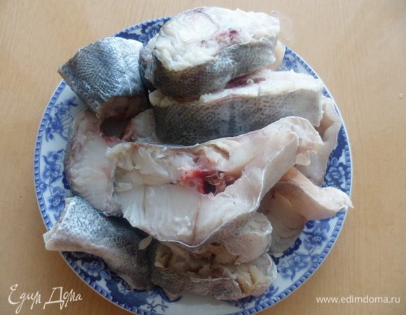 Рыбу чистим, моем и режем кусочками