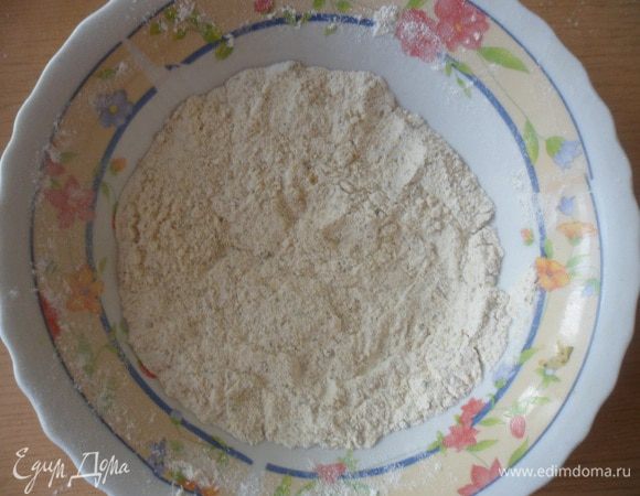 В отдельной чашке смешиваем соль, специи и муку