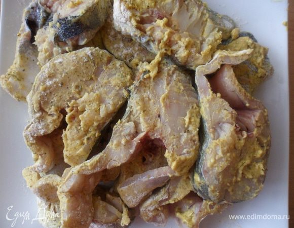 Обваливаем в этой смеси рыбу.