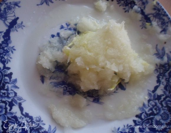 Начинаем готовить соус: Чистим и моем репчатый лук, натираем его на мелкой терке