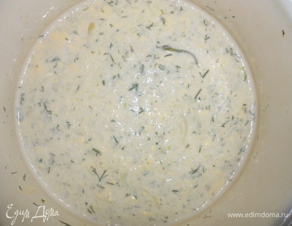 Налить в кастрюлю молоко, довести до кипения, добавить лук, майонез, зелень, соль и снова доводим до кипения. Все соус готов.