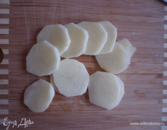 Чистим, моем и режем кружочками картофель