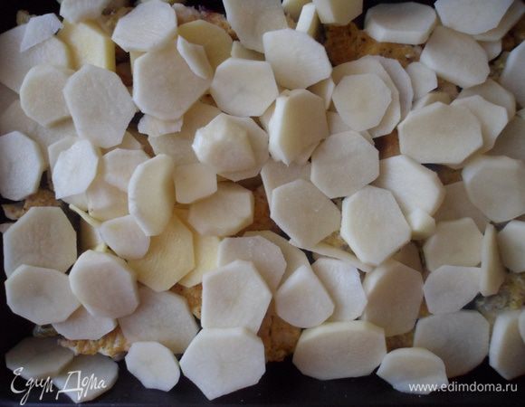 Выкладываем на рыбу картофель