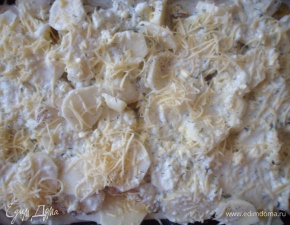 Посыпать тертым сыром.