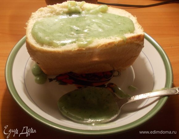 Картофель сварить с куриным филе,в другой кастрюльке шпинат не более 3 минут,добавить к картофелю,затем чеснок и лук.Всё протереть в блендере,заправить солью,перцем и сливками и заполнить хлебушек,предварительно отрезав крышечку и вынув мякиш.ВКУСНО.