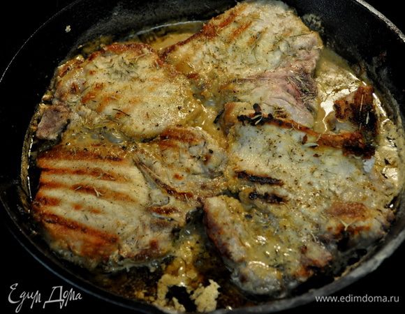 Разогреть чугунную сковороду, добавить раст.масло,разогреть.
Отбивные обвалять в муке 1/4 стак. Затем посолить 1/2 ч.л соль и 1/4 ч.л черн.перец.
Выложить на горячую сковороду отбивные в муке и жарить одну сторону по 8мин.не переворачивая.
Опять посолить 1/2 ч.л соль и поперчить 1/4 ч.л перец. Перевернуть на др.сторону отбивные и опять готовить 8мин. Готовые отбивные выложить на тарелку, прикрыть фольгой.