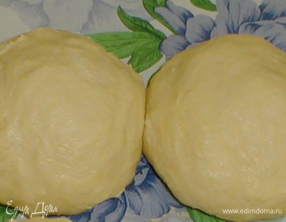 Замешиваем тесто из воды и муки. Тесто должно получиться чуть нежнее, чем на лапшу.Делим на две части. Ставим его отдыхать на 1,5 часа. 
