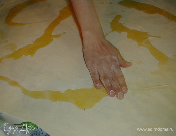 Тонко раскатываем первую часть и поливаем его половинной масла и скручиваем в рулет, начиная от самого края очень тонко (если тесто будет по  пути рваться это нестрашно).Сворачиваем рулет в улитку и отставляем в сторону, накрыв полотенцем или целлофаном. 