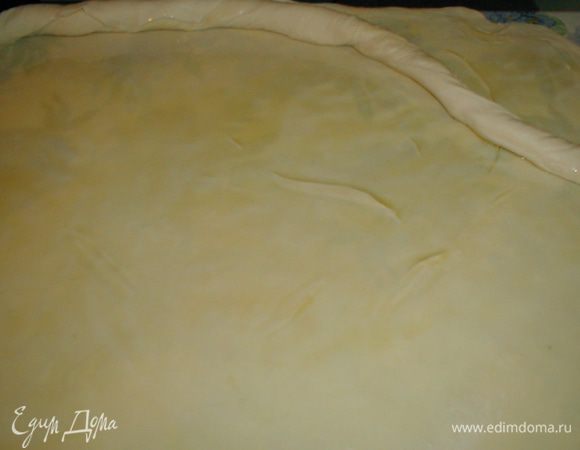 Раскатываем также тонко вторую часть, поливаем оставшимся маслом и ставим на него первый рулет и начинаем его заворачивать во вторую раскатанную часть так же тонко. Сворачиваем рулет в улитку, заворачиваем в  целлофан и убираем в холодильник на 7-12 часов. 
