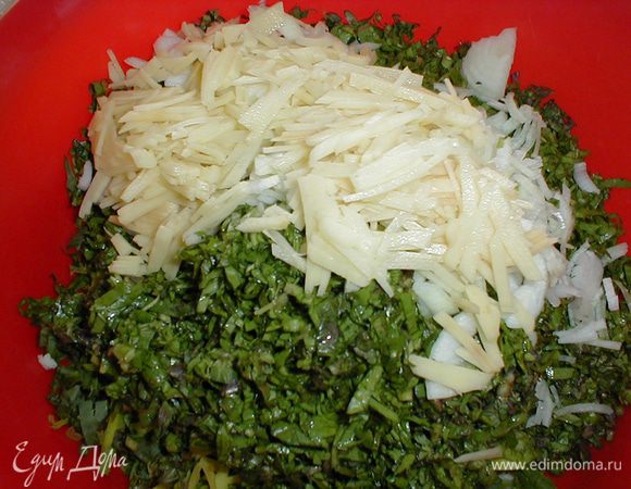 За полчаса до того, как будем формировать самсу, нарезаем мелко всю зелень,тонко и мелко нарезаем репчатый лук,тонко нарезаем соломкой картофель и курдючный жир,добавляем специи и оставляем всех знакомиться между собой. 