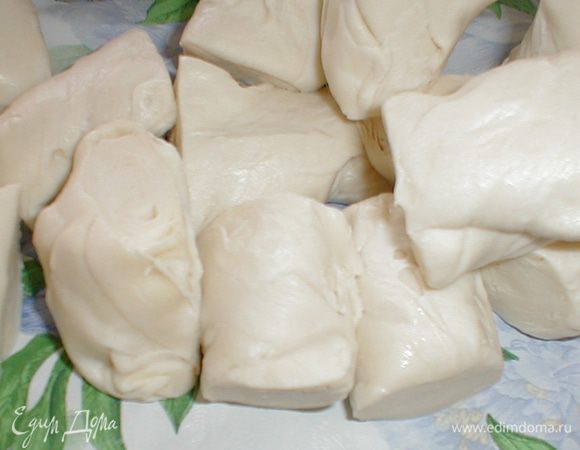 Достаём нашу улитку из холодильника, распрямляем в рулет и нарезаем его на 28 равных отрезков.