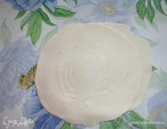 Раскатываем в лепёшечки, но середину сильно не раскатываем!