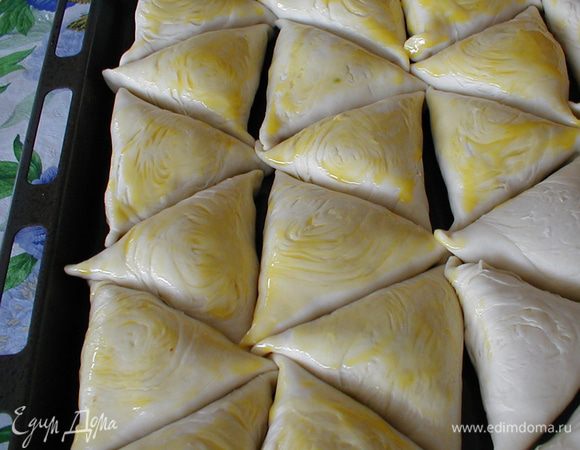 Выкладываем самсу на противень и смазываем  желтком, ставим в разогретую до 270 градусов  духовку на 30-40 минут. Тут, прошу Вас,  учитывайте специфику   Вашей духовки! В моей старой духовке самса готовилась за 40 минут на высоком огне, а сейчас у меня Bosch, я впервые готовила в ней самсу.   Самая высокая температура духовки 270 градусов, пришлось держать час. Так что, тут всё зависит от Вашей внимательности, мои милые друзья.  Высокая температура обязательна, иначе самса просто станет сухарём.  