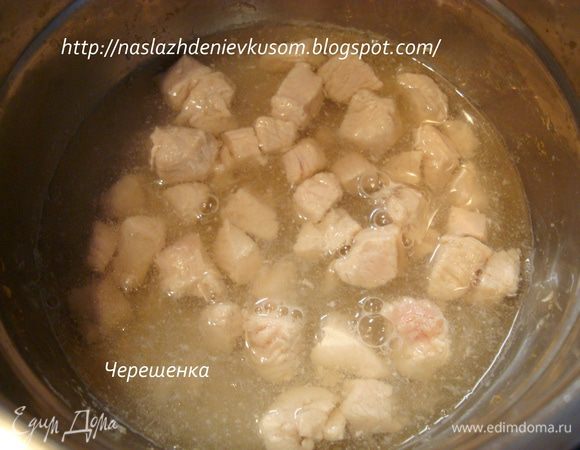 Возьмите кастрюлю, выложите нарезанную курицу и без добавления масла тушите на среднем огне, периодически помешивая. Влейте горячей воды так, чтобы она покрыла мясо, доведите до кипения, переведите огонь на минимум и при закрытой крышке тушите 10 минут. Свинина тушится 20 минут, говядина — 30 минут). Периодически помешивайте и смотрите, чтобы вода не выкипела полностью. При необходимости влейте еще. 