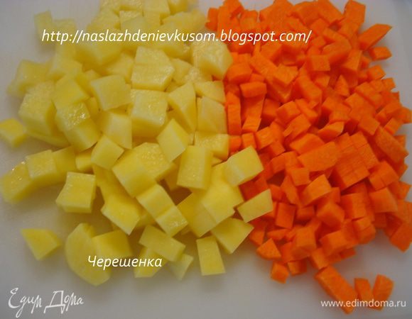 Картофель и морковь нарежьте маленькими кубиками.
