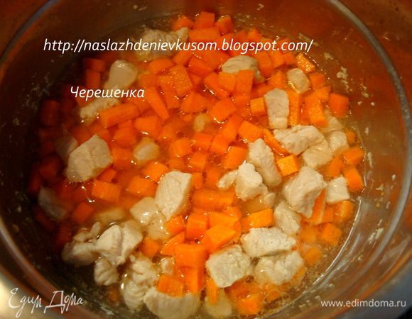 После того, как курица потушилась, добавьте к ней морковь и снова доведите до кипения на сильном огне. Тушите без крышки, пока вода полностью не испарится (минуты 3–4), теперь добавьте растительное масло, перемешайте и влейте 3–4 ст. л. воды.<br />
<br />
И хотя морковь мы не пассируем, а тушим, при взаимодействии с растительным маслом она отдаст блюду свой красивый цвет и рагу получится насыщенным и красивым. Доведите до кипения, закройте крышкой, поставьте на самый маленький огонь и тушите 5 минут. 