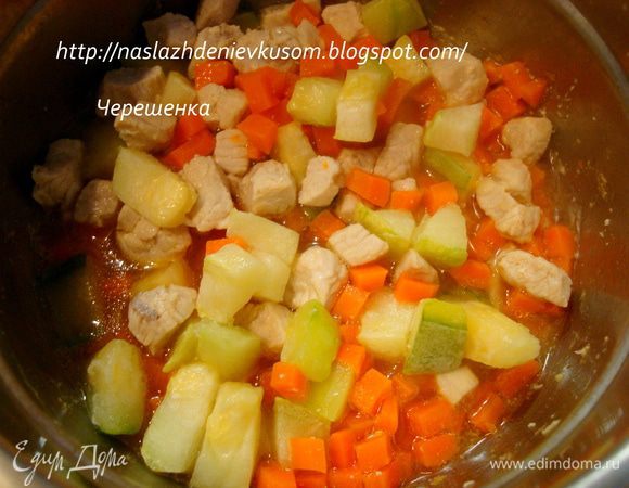 Теперь очередь картофеля и кабачков. Нарежьте их мелко. Система та же: добавить в кастрюлю, довести до кипения, закрыть крышкой, на маленький огонь — и тушить 10 минут. Каждый раз добавляйте столько воды, чтобы она едва покрывала продукты. Больше не нужно, а то получится не тушеное рагу, а вареное. 