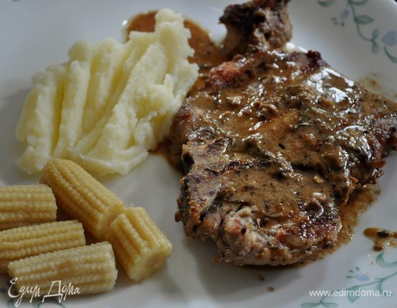 Добавить на сковороду листья шалфея,пожарить слегка их до хруста.Снять со сковороды.Добавить слив.масло,чеснок ,переворачивая часто готовить примерно 5мин.Добавить оставшуюся муку к чесноку,перемешать.Добавить молоко, затем тимьян.Хорошенько все перемешать.Выложить в соус отбивные и подаватьс гарниром и хрустящими листьями шалфея.