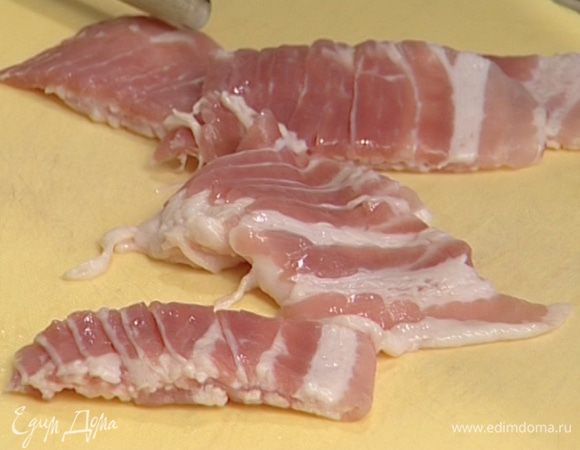 Бекон нарезать полосками.