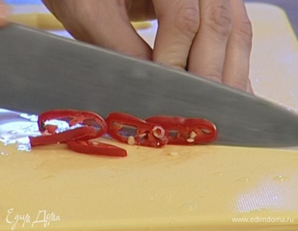 Перец чили освободить от семян и нарезать кружками.