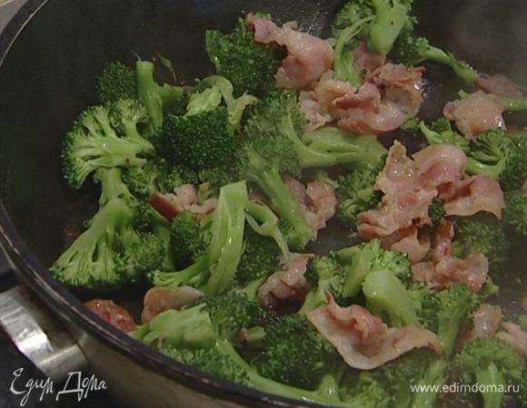 Добавить в сковороду брокколи и нарезанный чили, посолить, поперчить и еще немного прогреть.