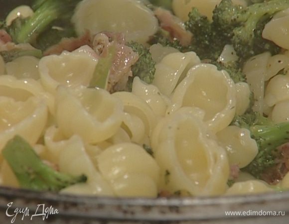 Выложить макароны в сковороду и перемешать с брокколи.