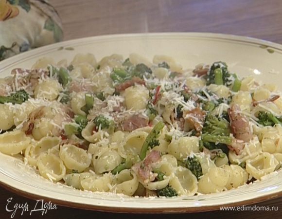 Посыпать пармезаном, подавать немедленно.