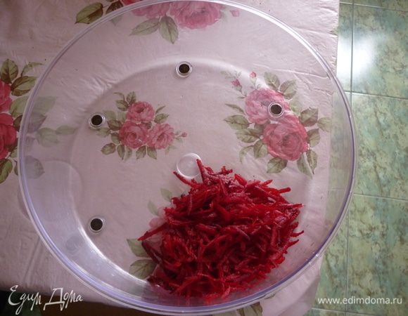 На крупной тёрке, а у кого есть немецкая шинковка - ещё лучше, шинкую сырую свеклу.