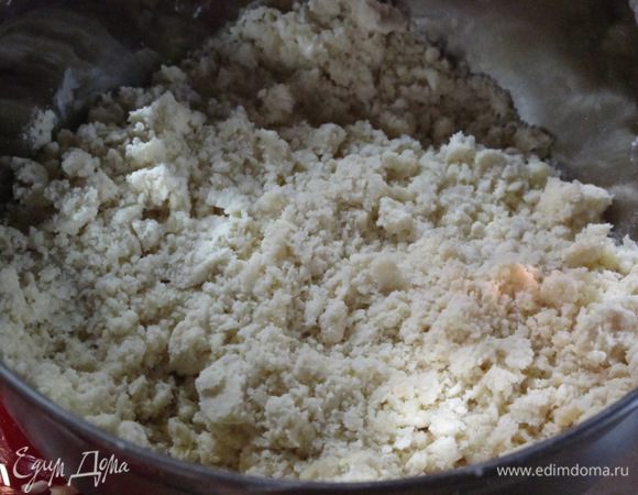 поставьте противень в духовку (если форма совсем не глубокая,в процессе выпекания может вытекать карамель)и разогрейте ее до 200град.
Просейте муку в миску и быстро разотрите с маслом(порезанным на кусочки)до получения мелких крошек.