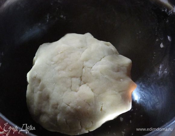 Сформировать из теста шар,завернуть в плёнку,положить в холодильник,пока готовится начинка.