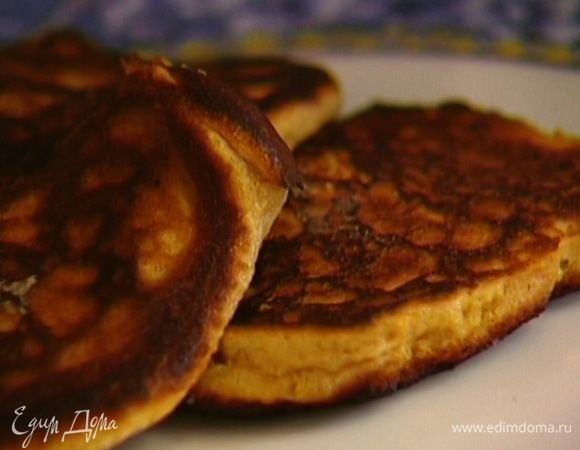 Разогреть в сковороде растительное масло и пожарить оладьи.
Подавать со сметаной.