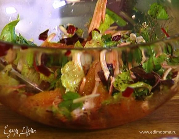 Добавить измельченный салат, половину натертого сыра, свеклу, зелень, полить оливковым маслом, бальзамическим и яблочным уксусом. 