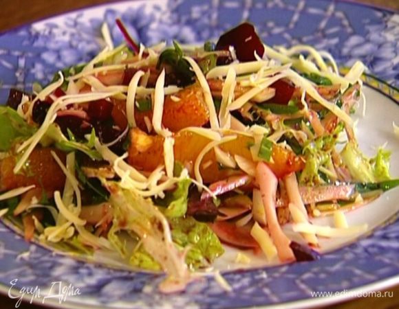 Выложить салат на тарелку, посыпать оставшимся сыром.