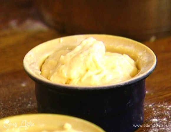 Ввести белки в сливочно-молочную массу и все перемешать. 