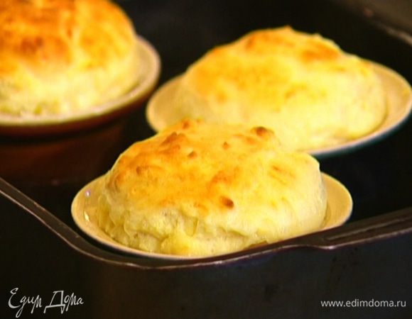 Разложить суфле в формочки, поместить в противень, наполовину заполненный водой, и запекать в разогретой духовке 15 минут.